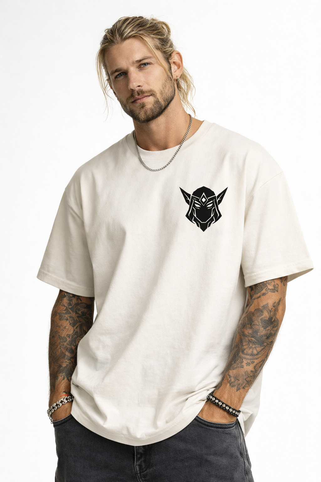 Model im alternativem Stil mit Nieten-Accessoires trägt ein weißes Oversize T-Shirt mit schwarzem Elfen-Symbol aus Bio-Baumwolle.